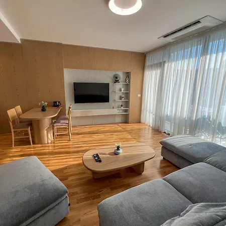 Lakeside Dream * 地拉那